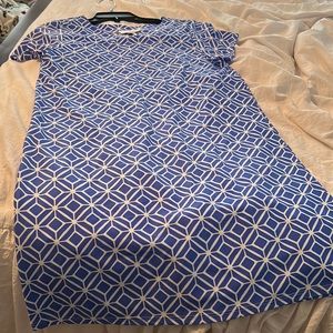 Blue & white geometric pattern shift